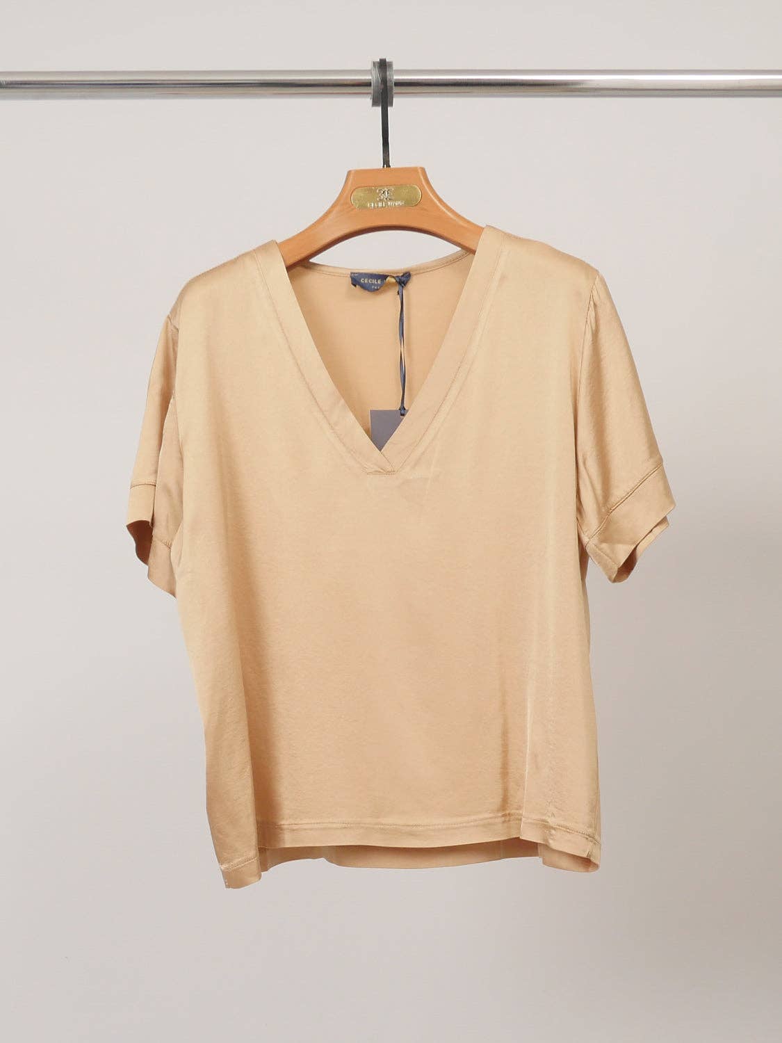 V-neck top: Camel