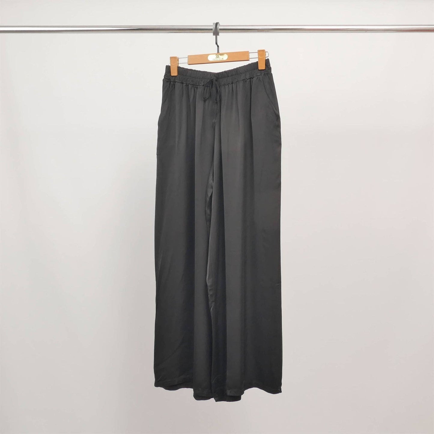 Wide fluid pants with elastic waistband in Black