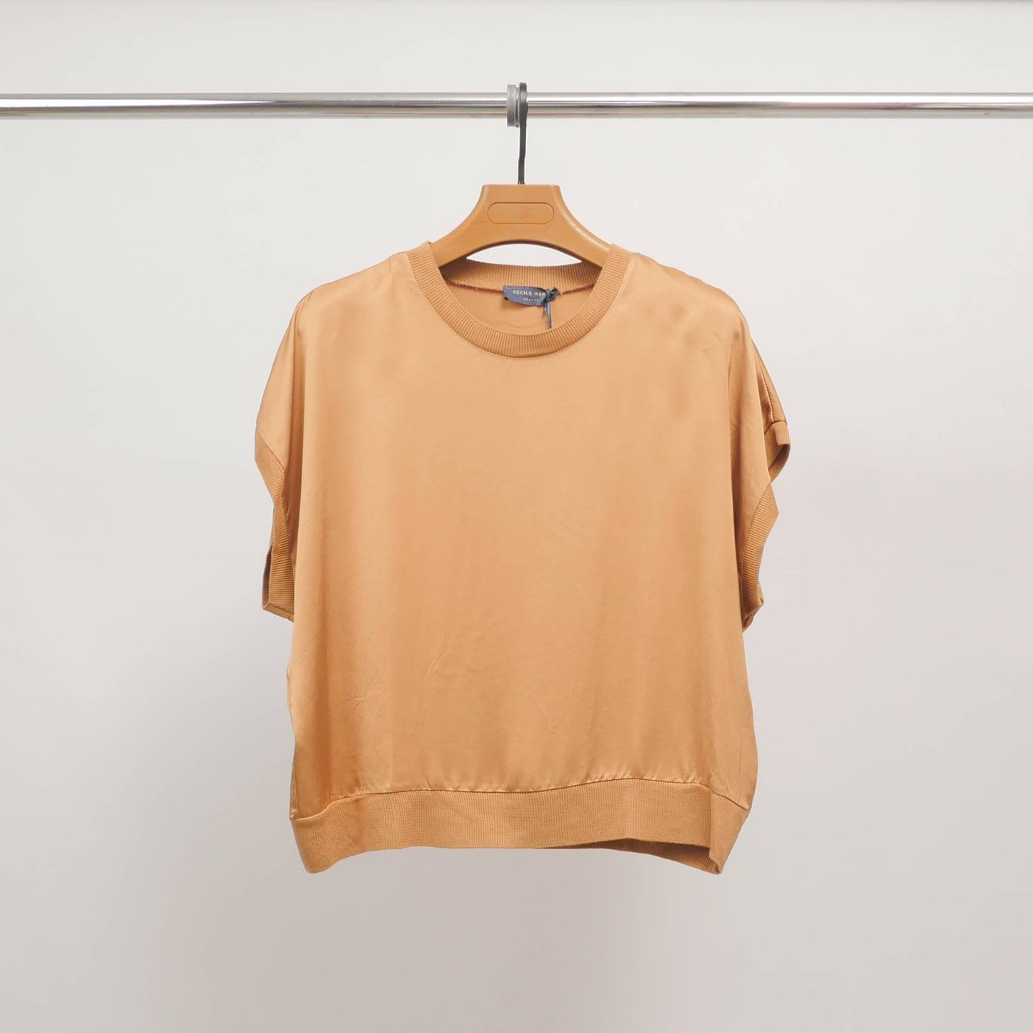 Loose-fitting short-sleeve top in viscose in Camel