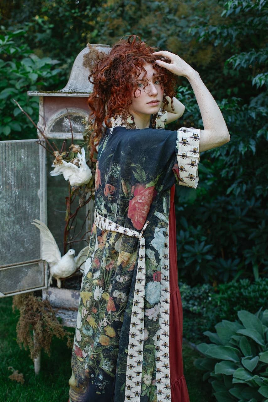 I Dream In Flowers Opera Duster Kimono Robe w/ Bees: Classic