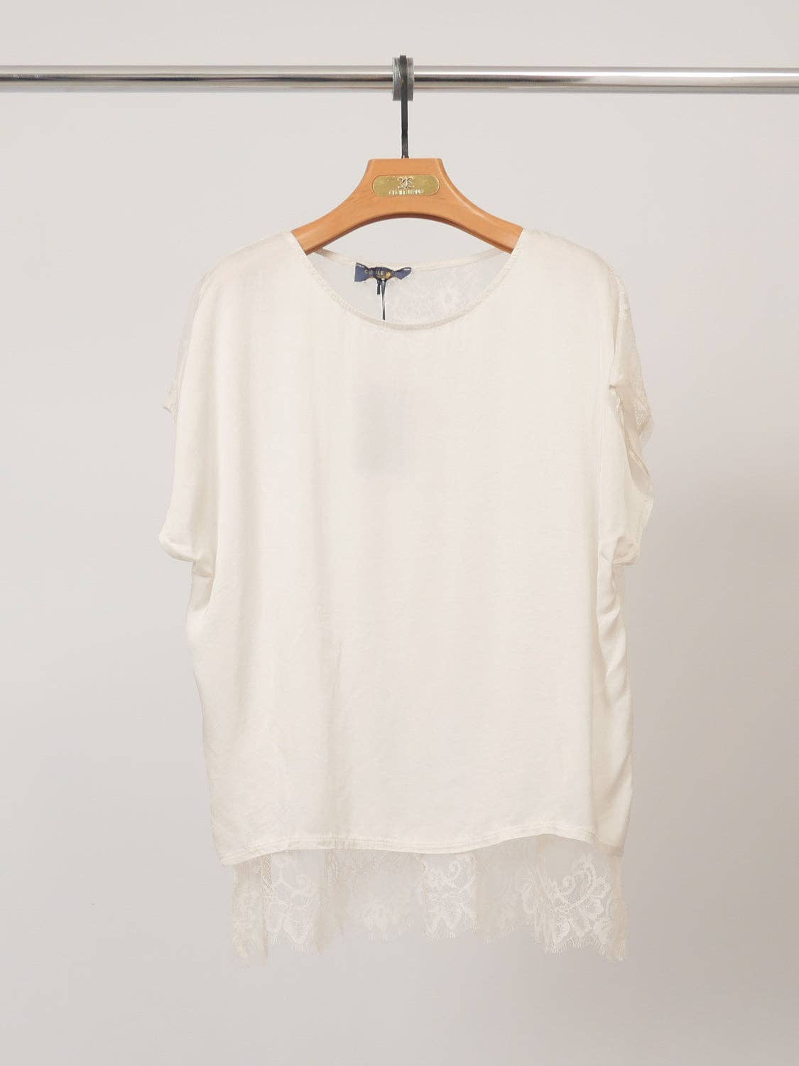 Flowing viscose and lace top: Beige