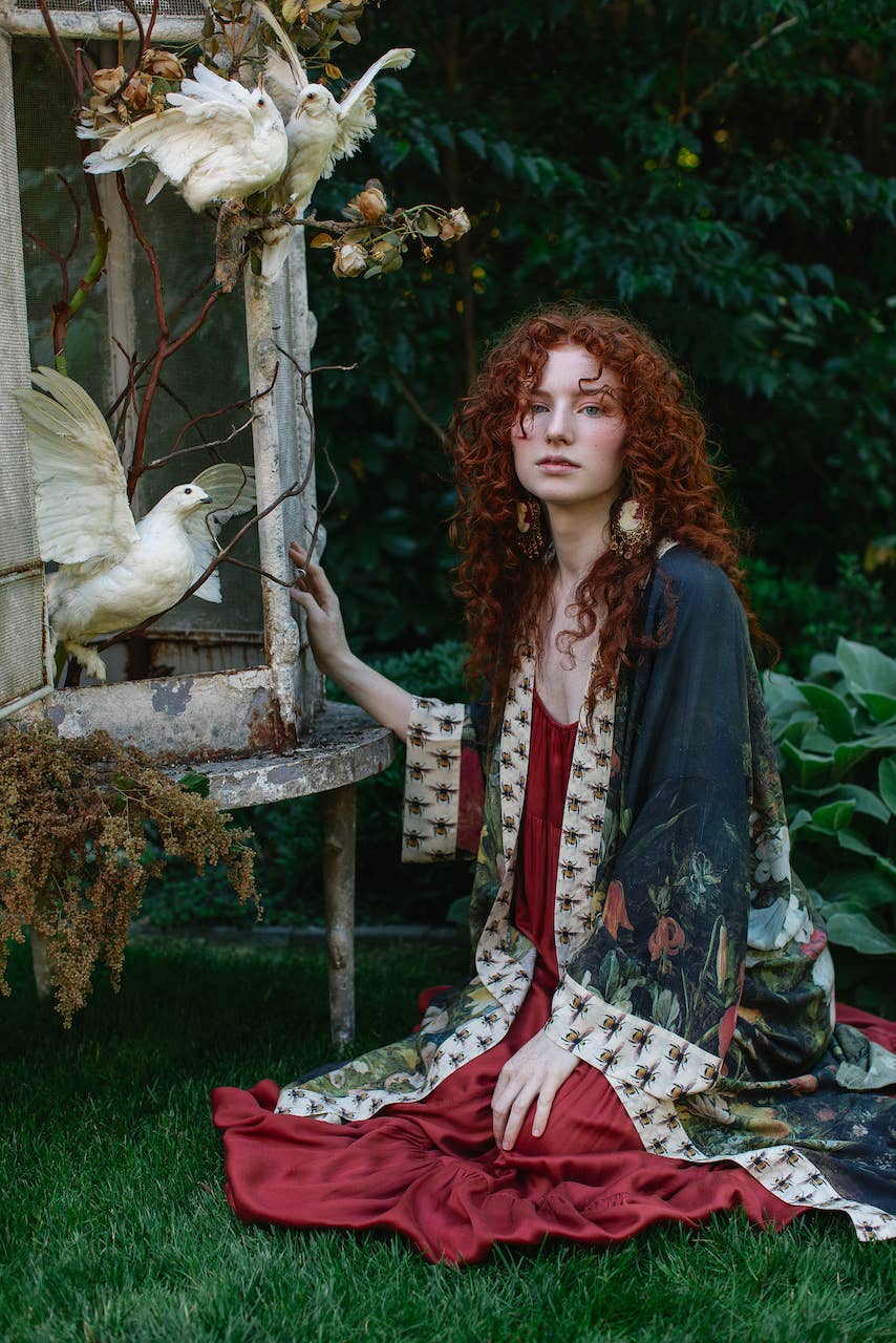 I Dream In Flowers Opera Duster Kimono Robe w/ Bees: Classic