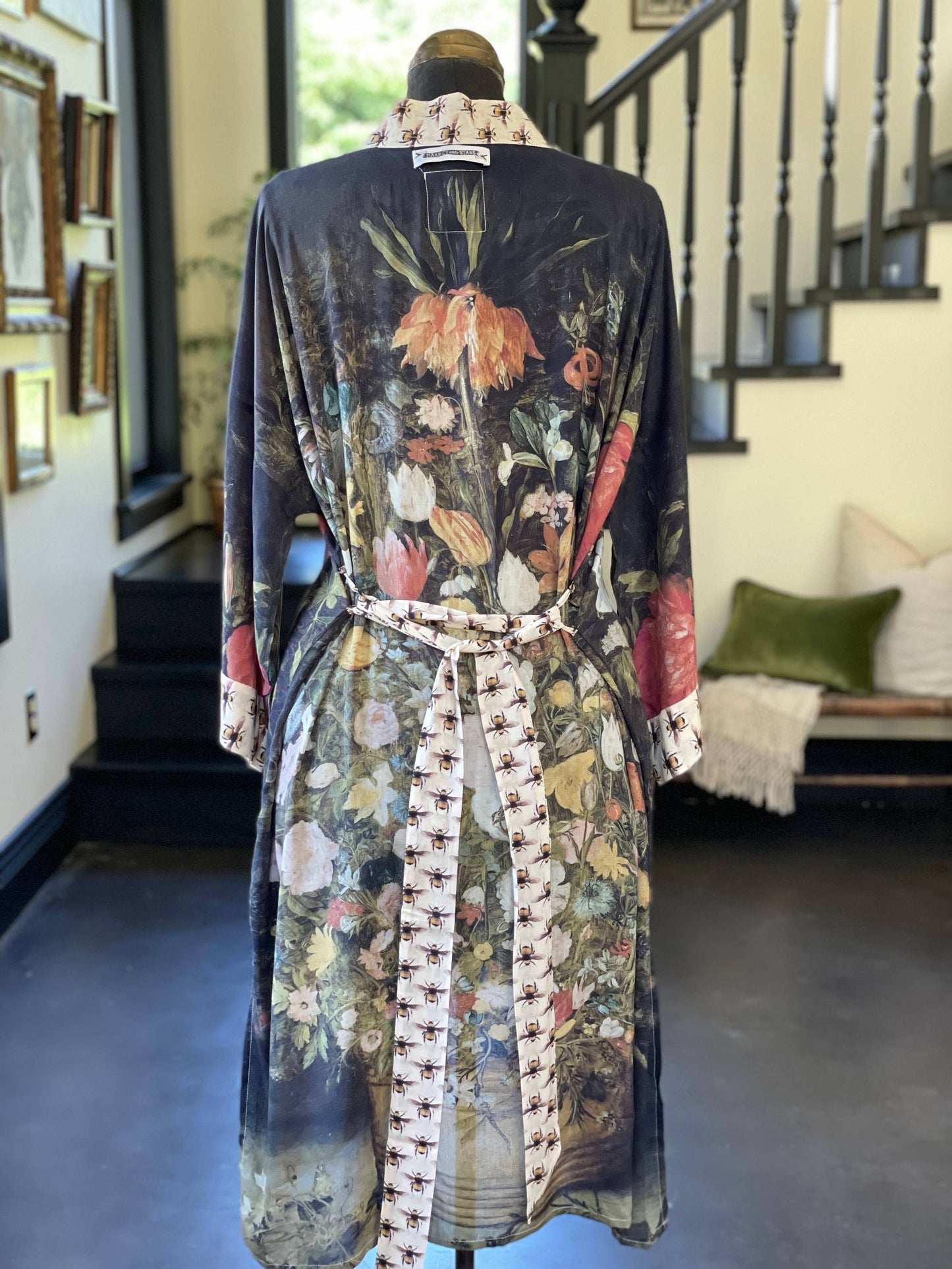 I Dream In Flowers Opera Duster Kimono Robe w/ Bees: Classic