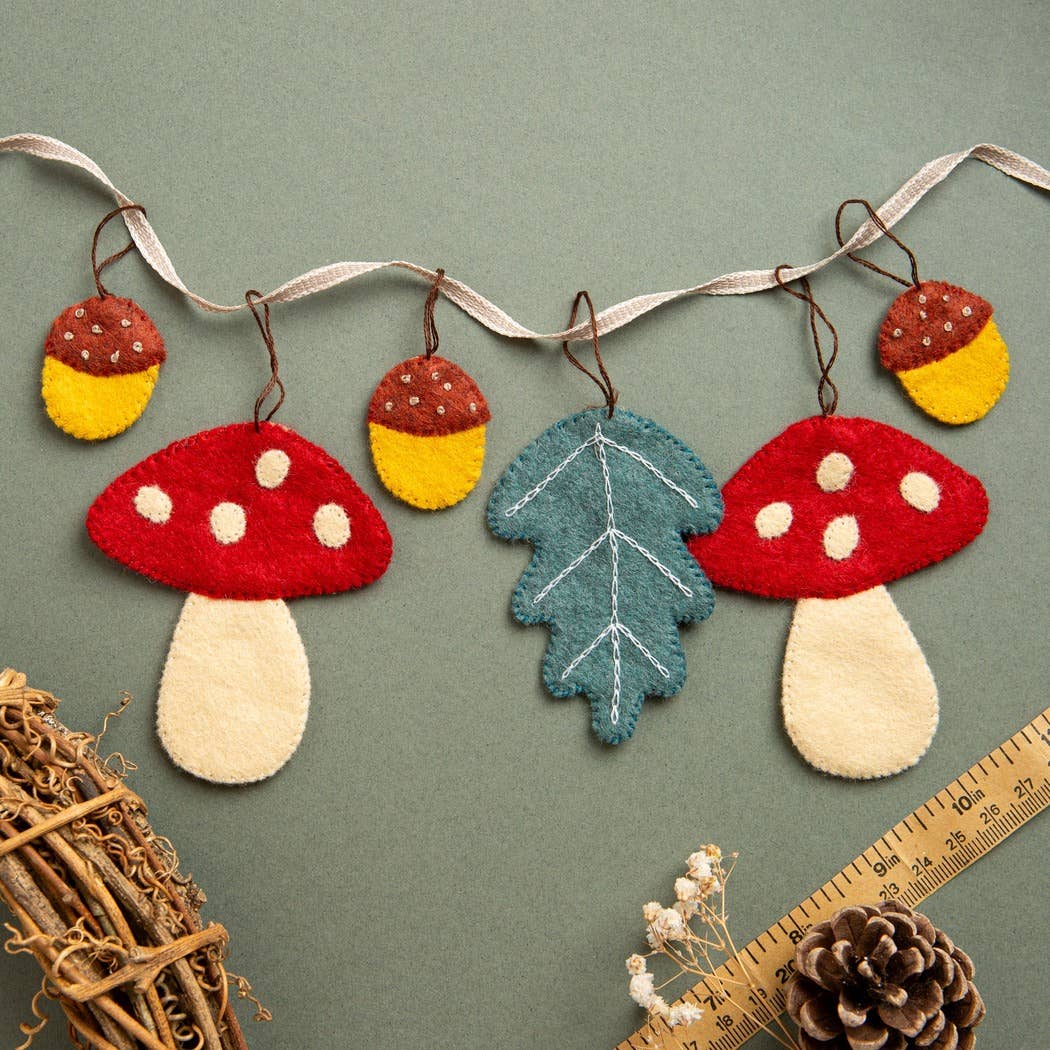 Woodland Garland Felt Craft Kit: English