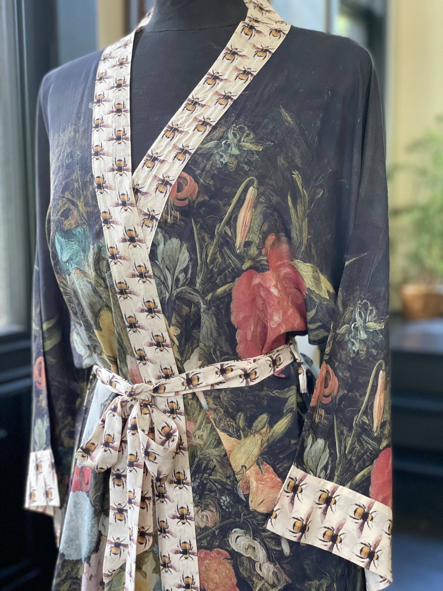 I Dream In Flowers Opera Duster Kimono Robe w/ Bees: Classic