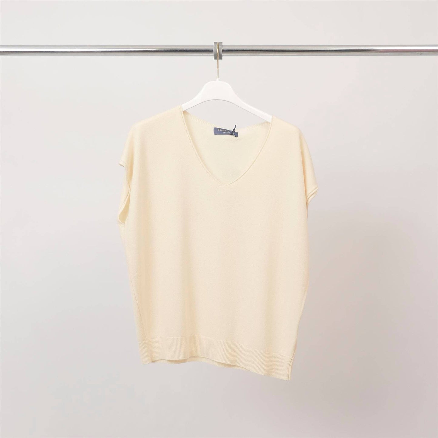 Sleeveless V-neck fine knit sweater: Ivory- One Size