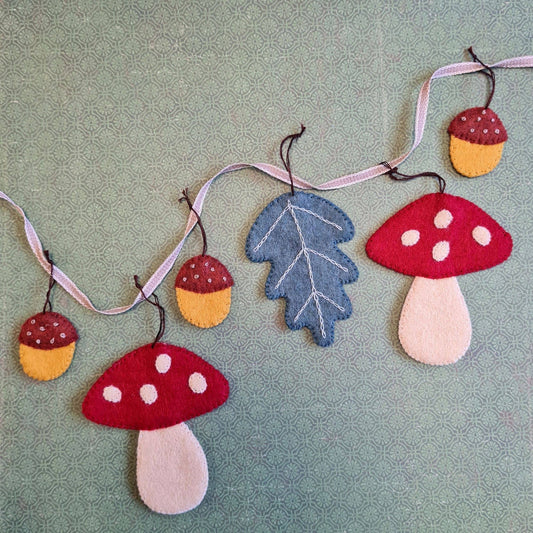 Woodland Garland Felt Craft Kit: English