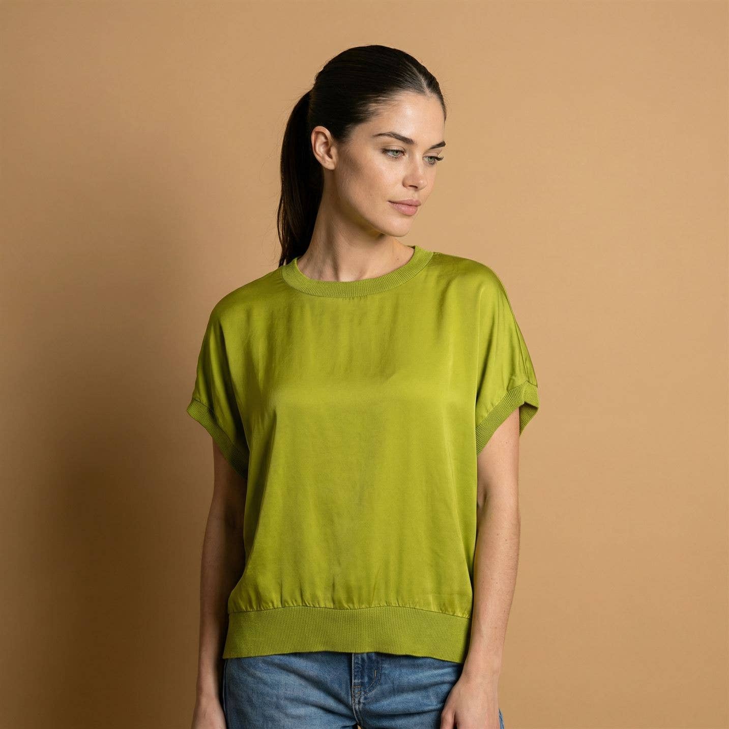 Loose-fitting short-sleeve top in viscose: Olive