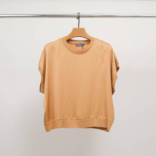 Loose-fitting short-sleeve top in viscose in Camel