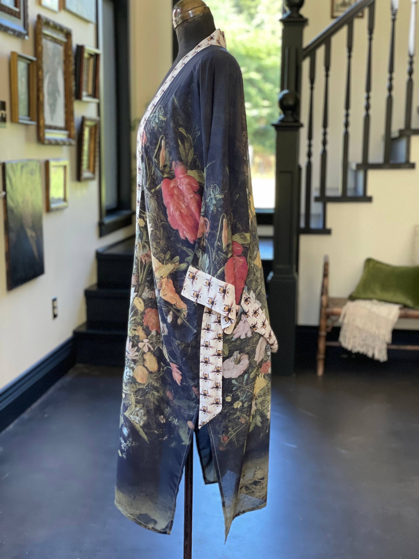 I Dream In Flowers Opera Duster Kimono Robe w/ Bees: Classic