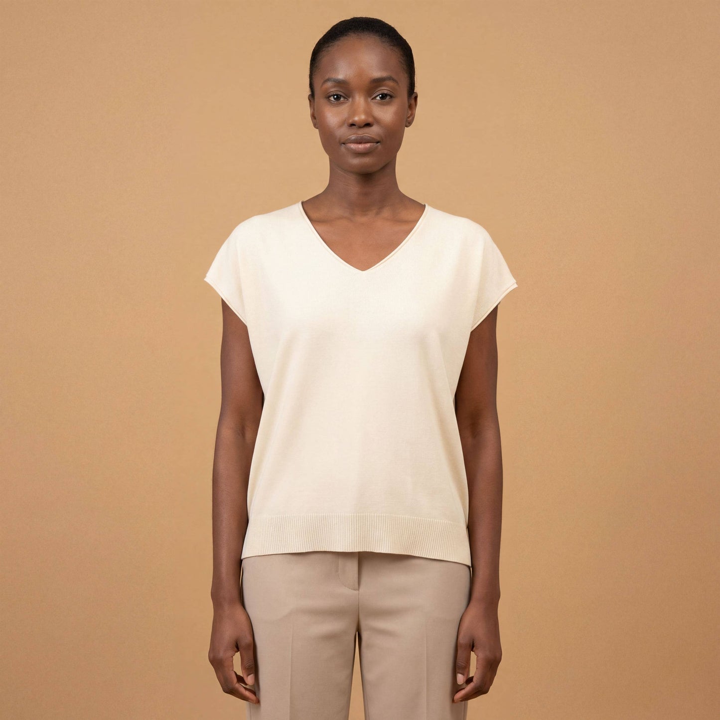 Sleeveless V-neck fine knit sweater: Ivory- One Size