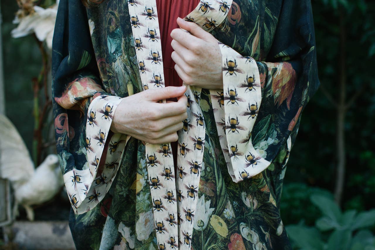 I Dream In Flowers Opera Duster Kimono Robe w/ Bees: Classic