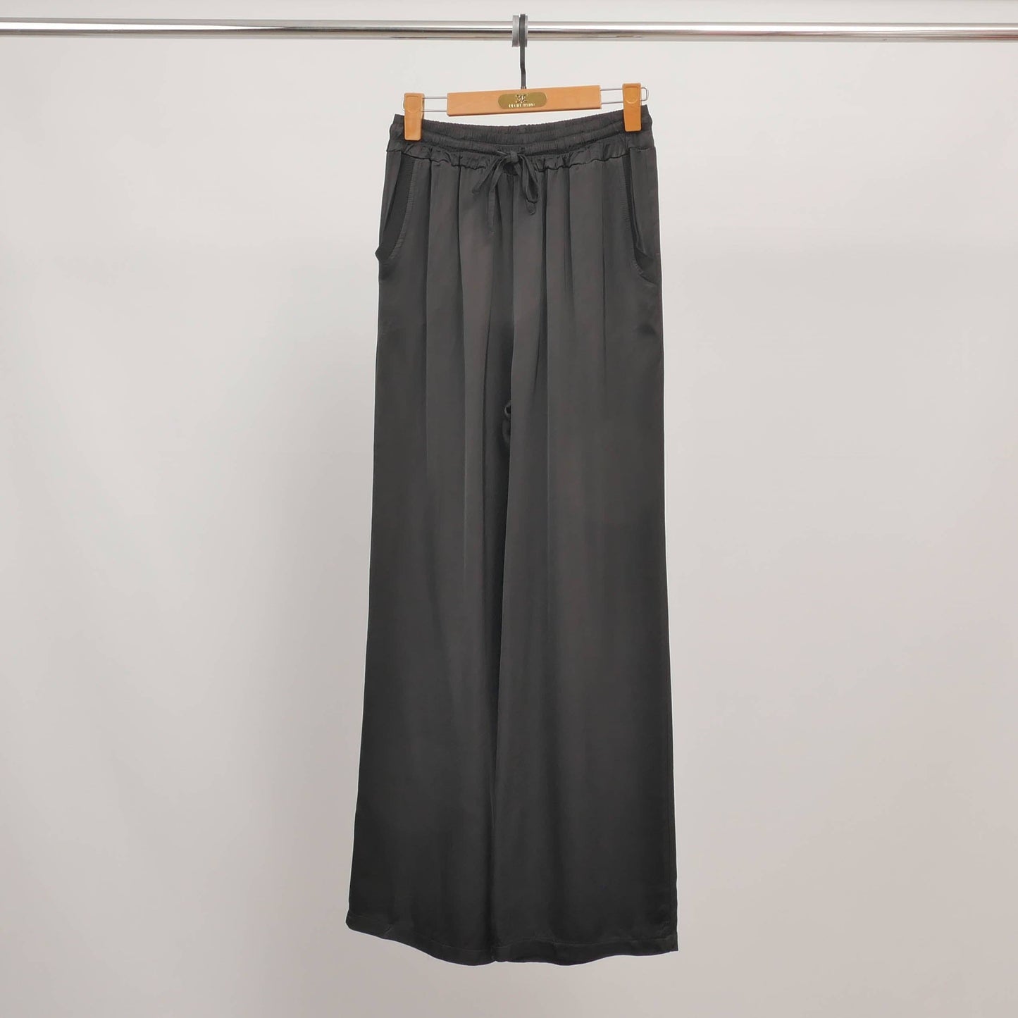 Satin pants with elastic waistband: Black- One size fits S to M