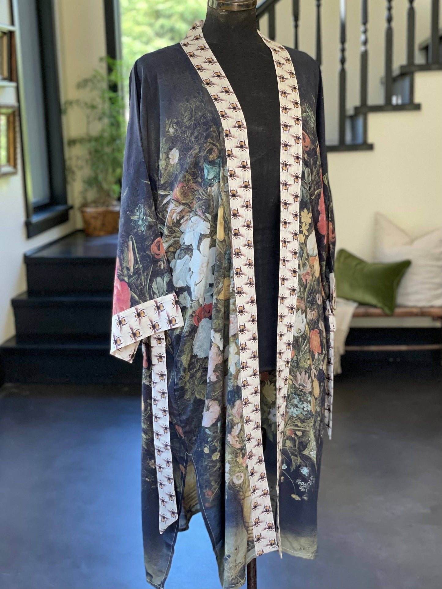 I Dream In Flowers Opera Duster Kimono Robe w/ Bees: Classic