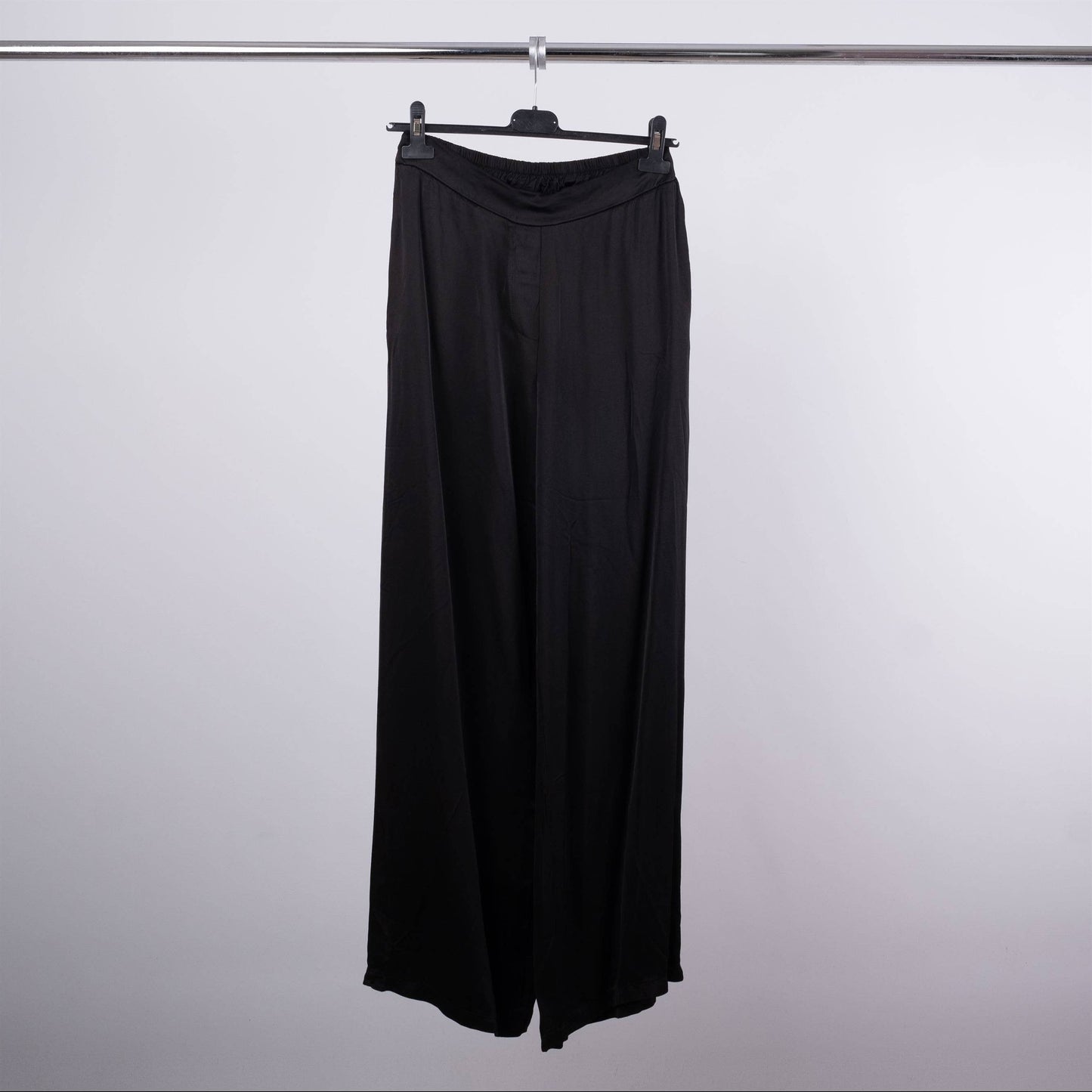 Dressy satin pants in viscose/silk in Black